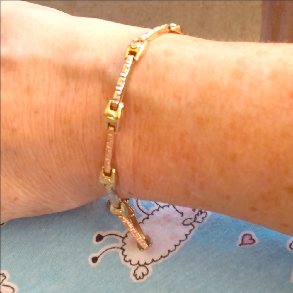10 KT Multi color Gold Bracelet.